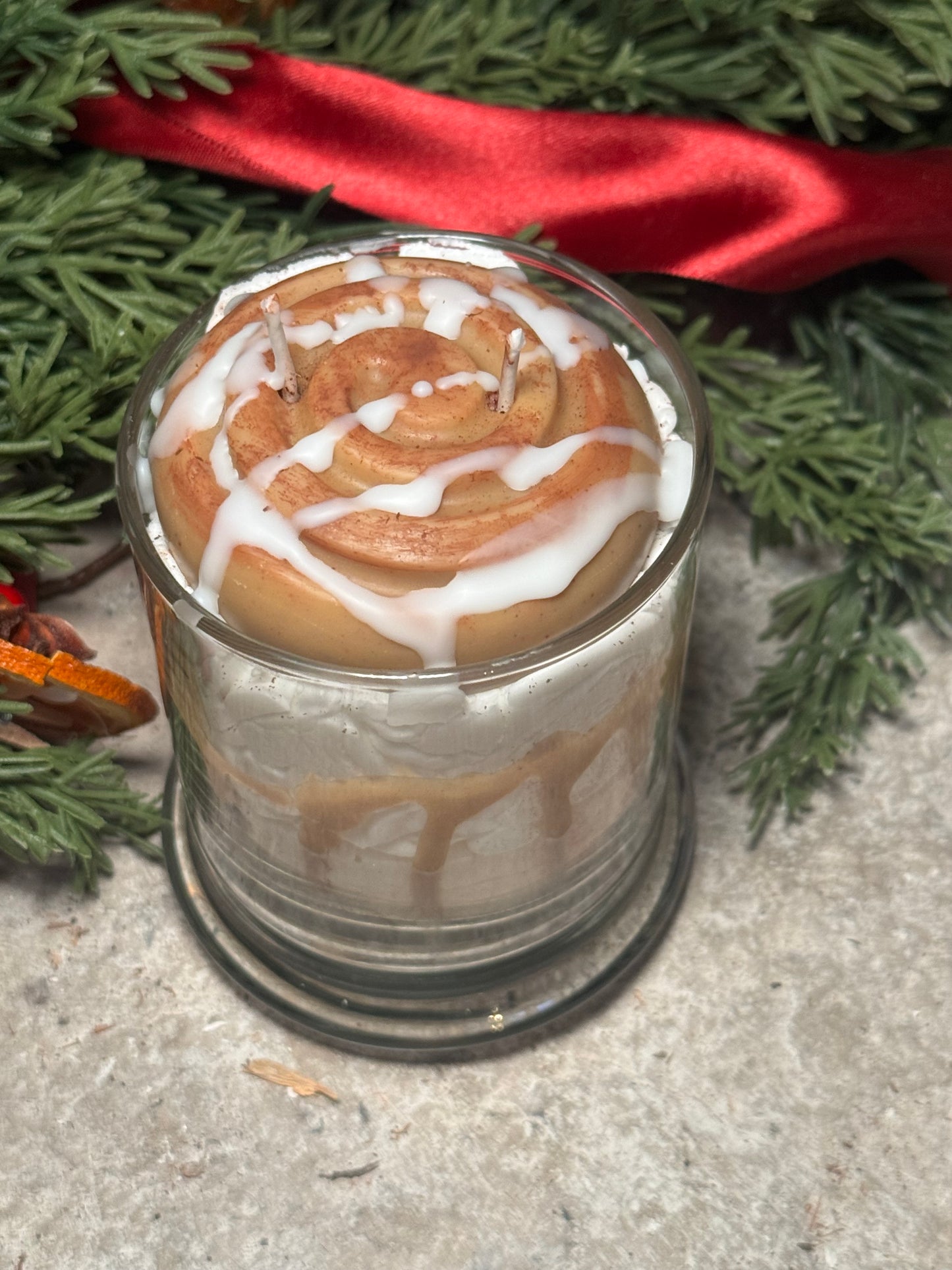 Cinnamon roll candle