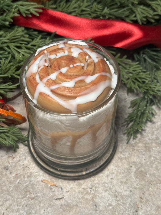 Cinnamon roll candle